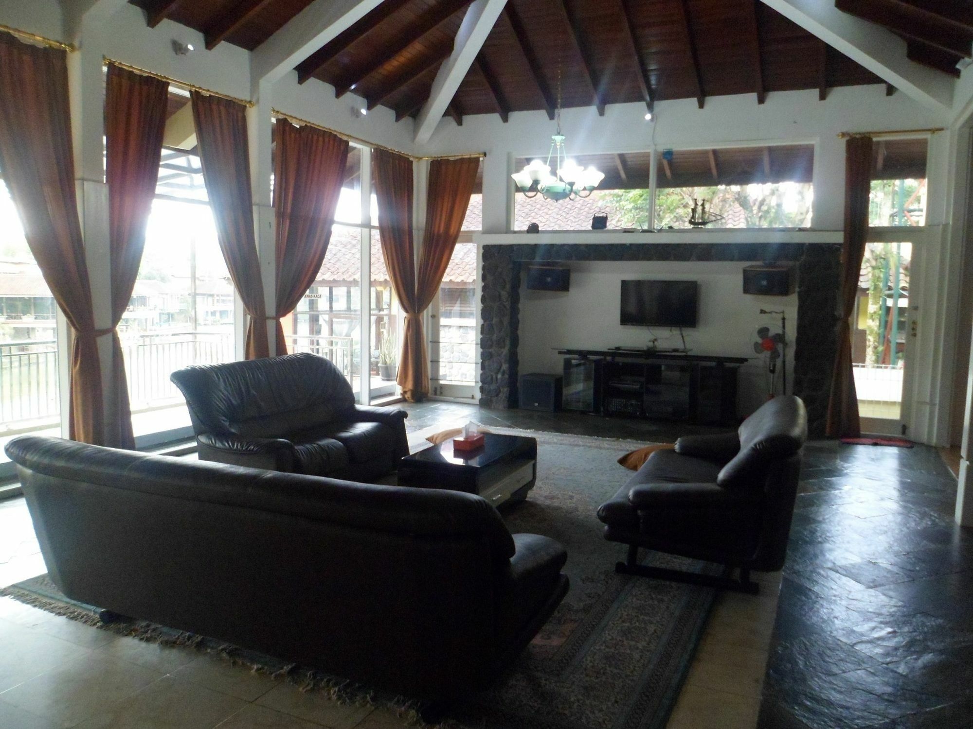 Villa Bukit Danau Cipanas  Buitenkant foto